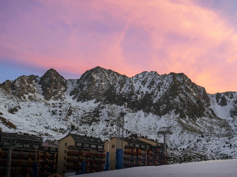https://a.storyblok.com/f/150663/4936x3702/b47e15bc67/pas-de-la-casa-andorra-ski-resort.jpg